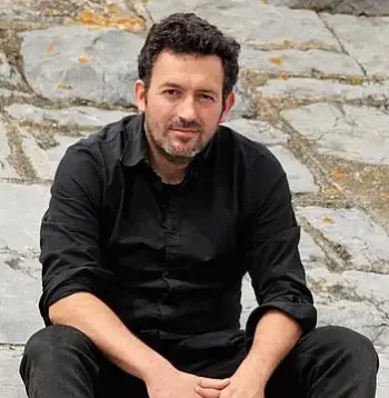 Mikel Santiago