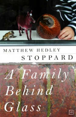 Bertrand.pt - A Family Behind Glass