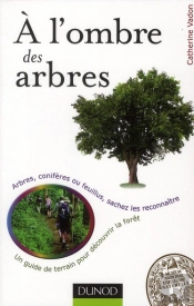 À L'Ombre Des Arbres ; Un Guide De Terrain Pour Comprendre La Nature ; Arbres Et Arbustes, Sachez Les Reconnaître