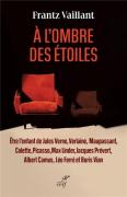 À L'Ombre Des Étoiles : Être L'Enfant De Jules Verne, Verlaine, Maupassant, Colette, Picasso, Max Linder, Jacques Prévert, Albert Camus, Léo Ferré Et Boris Vian