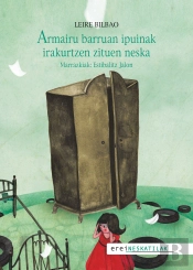 Armairu Barruan Ipuinak Irakurtzen Zituen Neska