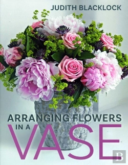 Bertrand.pt - Arranging Flowers In A Vase