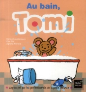 Au Bain, Tomi