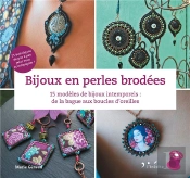 Bijoux En Perles Brodées ; Pendentifs, Bracelets, Boucles D'Oreilles... 25 Techniques Pas À Pas Pour Réaliser 15 Modèles De Bijoux Dans L'Air Du Temps