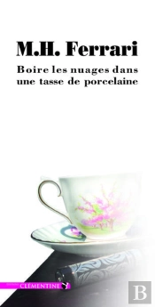 Boire Les Nuages Dans Une Tasse De Porcelaine