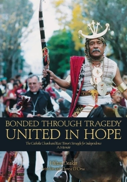 Bertrand.pt - Bonded Through Tragedy United In Hope