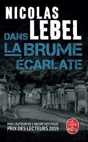 Dans La Brume Écarlate