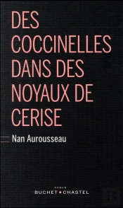 Des Coccinelles Dans Des Noyaux De Cerise