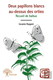 Deux Papillons Blancs Au-Dessus Des Orties