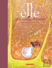 Elle Et Le Cadeau De L'Arbre