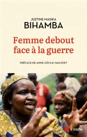 Femme Debout Face À La Guerre
