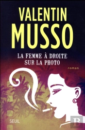 Fille A Droite Sur La Photo (La)