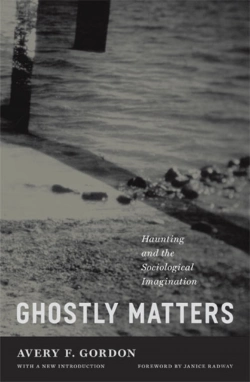 Bertrand.pt - Ghostly Matters