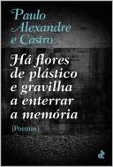 Há flores de plástico e gravilha a enterrar a memória