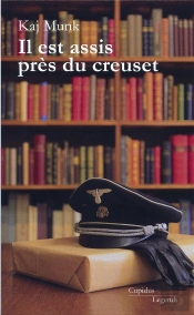 Il Est Assis Près Du Creuset