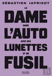 La Dame Dans L'Auto Avec Des Lunettes Et Un Fusil