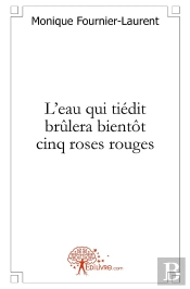 L'Eau Qui Tiedit Brûlera Bientôt Cinq Roses Rouges