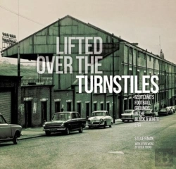 Bertrand.pt - Lifted Over The Turnstiles: Scotland'S Football Grounds In The Black & White Era