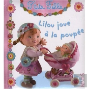 Lilou Joue À La Poupée