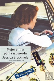 Mujer Entra Por La Izquierda