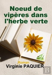 Noeud De Viperes Dans L'Herbe Verte