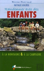 Randonner Avec Des Enfants À La Montagne, À La Campagne