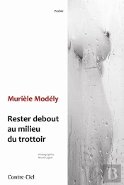 Rester Debout Au Milieu Du Trottoir