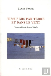 Tissus Mis Par Terre Et Dans Le Vent