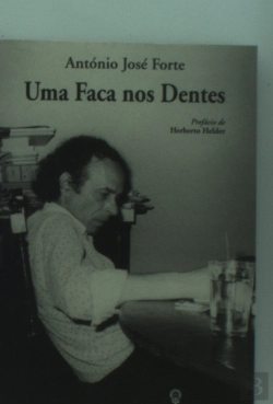 Bertrand.pt - Uma Faca nos Dentes
