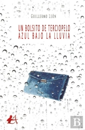 Un Bolsito De Terciopelo Azul Bajo La Lluvia