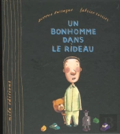 Un Bonhomme Dans Le Rideau