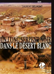 Un Long Serpent Noir Dans Le Désert Blanc