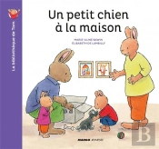 Un Petit Chien À La Maison