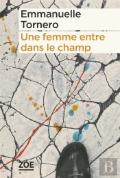 Une Femme Entre Dans Le Champ