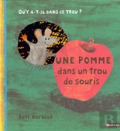 Une Pomme Dans Un Trou De Souris
