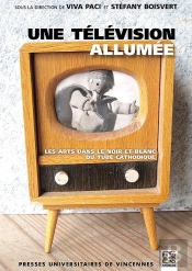 Une Télévision Allumée ; Les Arts Dans Le Noir Et Blanc Du Tube Cathodique