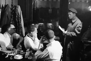 blogue-somos-livros-kerouac-reading-seven-arts-cafe-nyc-1959-tile.jpg