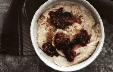 Papa quente de trigo sarraceno e frutos vermelhos