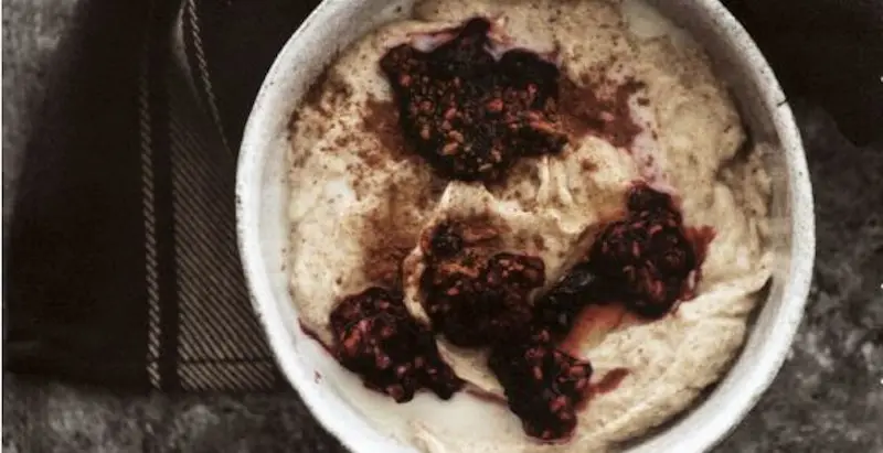 Papa quente de trigo sarraceno e frutos vermelhos
