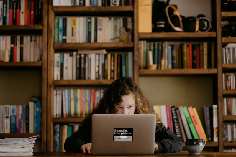 blogue-somos-livros-annie-spratt-4E1JOFK55kc-unsplash-banner.jpg