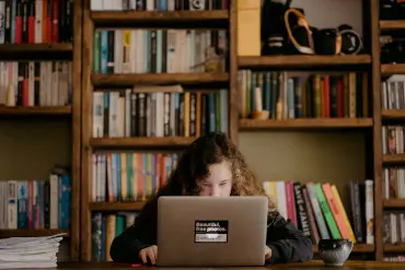blogue-somos-livros-annie-spratt-4E1JOFK55kc-unsplash-tile.jpg
