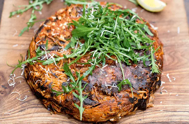 Pudim de esparguete, beringela deliciosa e tomate