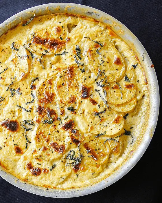 Dauphinoise de batata com gruyère e tomilho