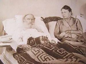 Leo_Tolstoy_and_Sofia_Tolstaya_in_Crimea,_1902_tile.jpg