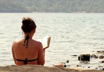 5 sugestões de leitura para os destinos de férias preferidos dos portugueses