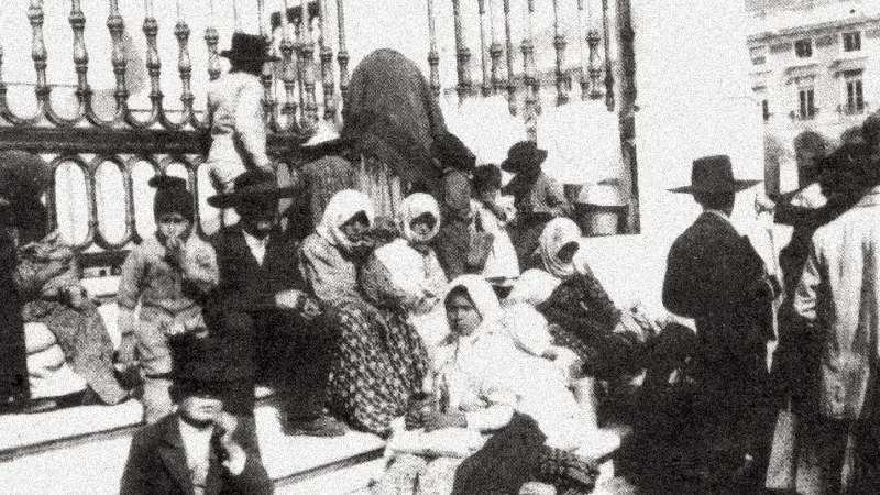 Emigrantes portugueses à espera do embarque para o Brasil, no Terreiro do Paço, em Lisboa, início do século XX.