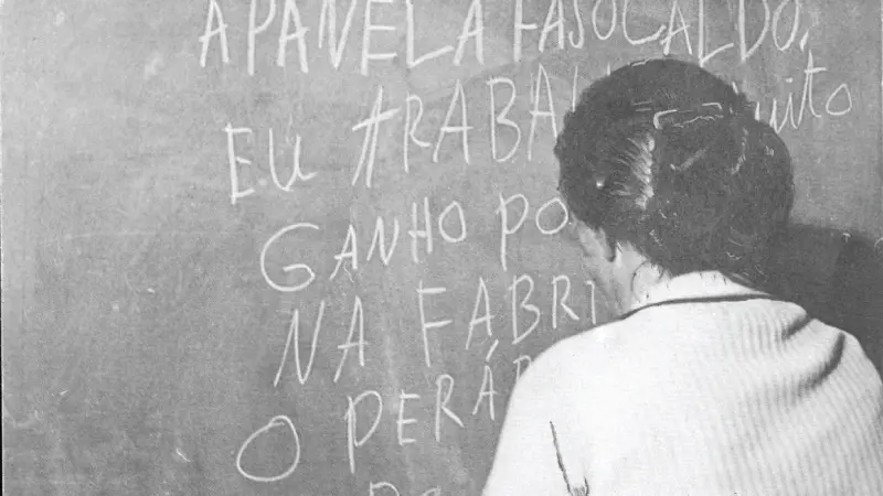 Postal: Campanha de Alfabetização. Fonte: 25AprilPTLab.