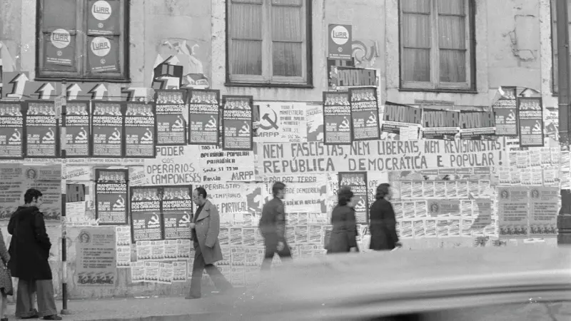 Slogans dos partidos políticos na rua com cartazes, 1975. Fonte: Nationaal Archief.