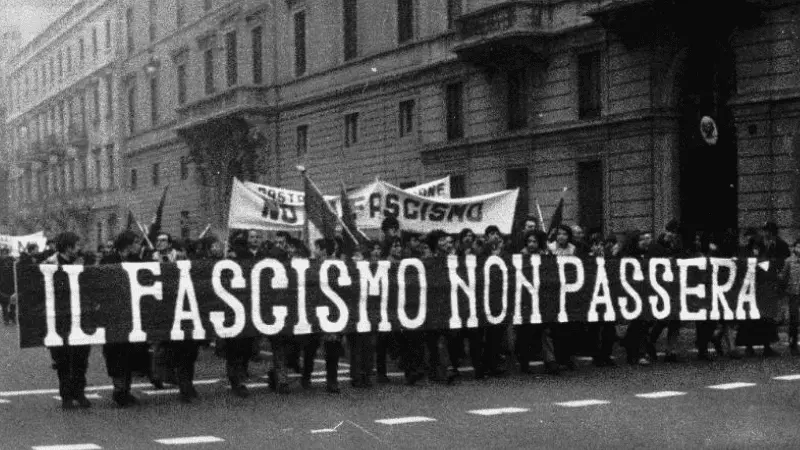 Manifestação antifascista na Itália, no pós-guerra. Fonte: Wikimedia.