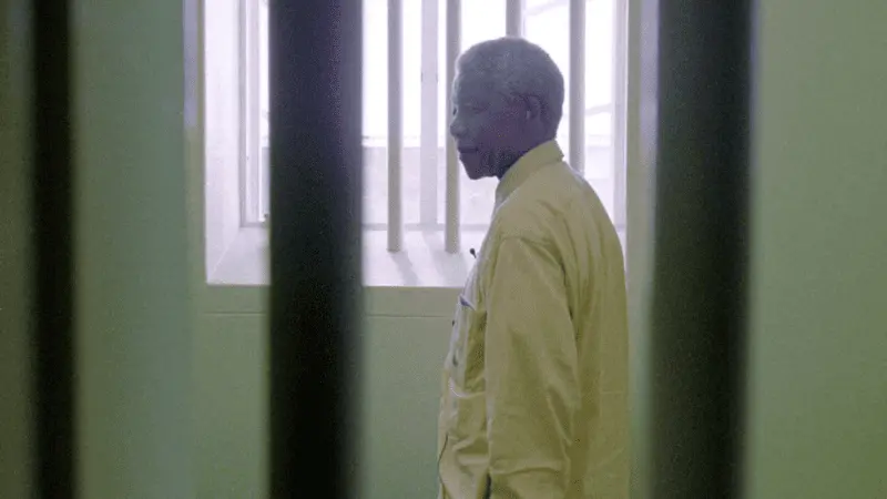 Nelson Mandela revisita a sua cela em Robben Island, 1994 © Reuters